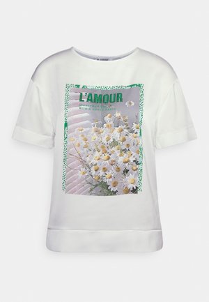 Camiseta blanca de manga corta con un estampado gráfico floral que presenta margaritas, acentos en verde y el texto "L'AMOUR" en una fuente audaz.