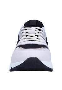 Witte en grijze sportschoen met zwarte mesh-details, vlakke witte veters en een gestructureerde rubberen zool. Kenmerkt zich door een afgeronde neus en subtiele accenten.