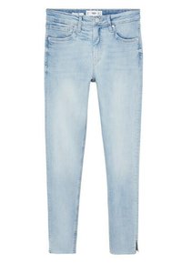 Jeans skinny de color azul claro con desvanecimiento, que cuentan con bolsillos delanteros y traseros, trabillas para el cinturón, cierre de botón y pequeñas aberturas en los dobladillos de los tobillos.