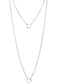 Collana d'argento a doppio strato caratterizzata da un dettaglio a forma di cerchio su ciascuna catena, con un design a maglia delicato e testurizzato.