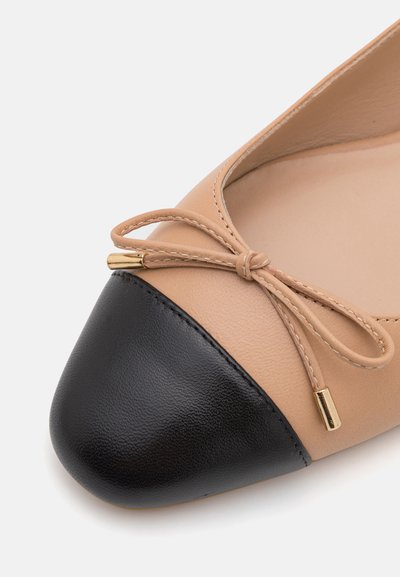 Stuart Weitzman SLEEK BOW SLINGBACK FLAT - Sling-Ballerina - adobe/black