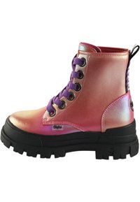 Roze en paarse gradient enkelbotten met metallic afwerking, ronde neus, zwarte chunky zool en paarse veters. Zijkant met een lus en meerkleurige branding.