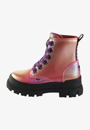Botas de tobillo en degradado de rosa y morado con acabado metálico, puntera redonda, suela negra gruesa y cordones morados. Asa lateral con marca multicolor.
