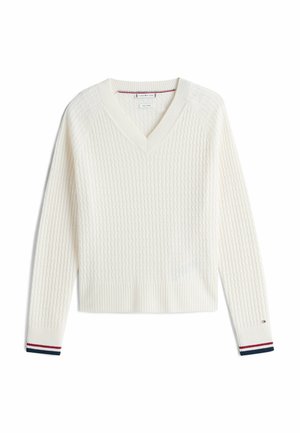 Witte kabelgebreide trui met een V-hals, geribde manchetten met rode en blauwe strepen en een cropped ontwerp. Textuurstof met een zachte afwerking.