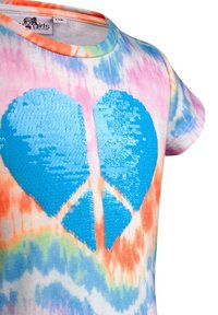 Tričico s krátkým rukávem v batikovaném designu s modrým flitrovým srdcem. Barvy zahrnují růžovou, oranžovou a modrou, s jemnou bavlněnou texturou.