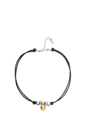 Bracelet double corde noir avec perles argentées et un pendentif central doré en forme de goutte, fermoir ajustable avec une petite étiquette.