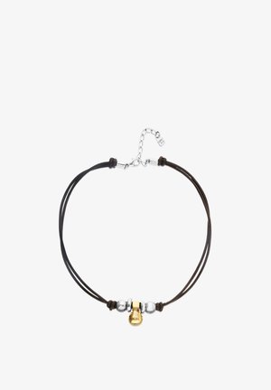 Bracelet double corde noir avec perles argentées et un pendentif central doré en forme de goutte, fermoir ajustable avec une petite étiquette.