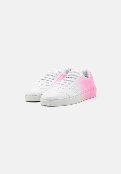 Baskets blanches avec un design dégradé rose, fabriquées en cuir, avec des lacets plats, un bout rond et une semelle en caoutchouc texturé.