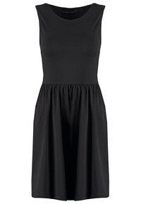 Robe noire sans manches avec corsage ajusté et jupe froncée, longueur genou, encolure ronde simple, couleur unie, sans motifs ni embellissements.