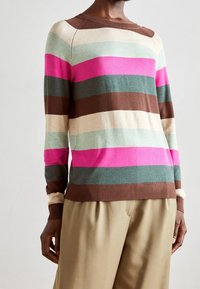 Stickad tröja med horisontella ränder i rosa, grön, brun, krämfärg och blått. Rund halsringning samt ribbade muddar och nederkant.