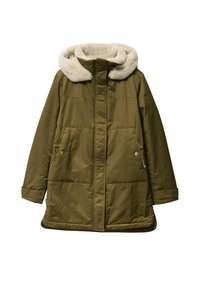 Abrigo acolchado verde oliva con capucha de piel sintética crema, con bolsillos frontales, cierre con cremallera y un ajuste relajado. Superficie de tejido texturizado.