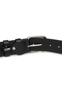 Ceinture en cuir noir avec une boucle en métal argenté, dotée de coutures soignées, de plusieurs trous pour le réglage, et d'une étiquette "Fabriqué en Italie".