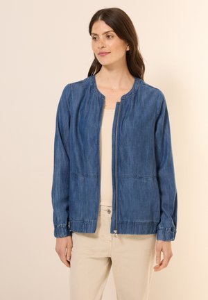 Blaue Jeansjacke mit rundem Ausschnitt, langen Ärmeln, elastischem Bund und einem Reißverschluss auf der Vorderseite. Glatte Textur mit einem lässigen Design.