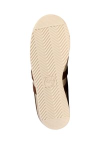 Semelle de sneaker marron avec une semelle extérieure en caoutchouc blanc texturé, présentant un motif en chevrons et un logo embossé au centre.