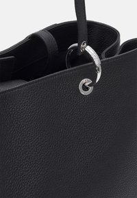 Černá kožená kabelka s texturovaným povrchem, strukturovaným designem, výrazným stříbrným kováním a odnímatelným kroužkovým detailem.