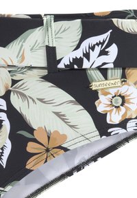 Zwarte zwemstof met een tropisch bloemenpatroon in groene, roomkleurige en oranje tonen, met een gouden 'sunseeker' logo-accent.