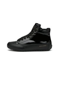 Schwarze High-Top-Sneaker aus glänzendem Lackleder, mit Schnürdesign, Fellbesatz am Kragen und dezentem Branding an der Sohle.