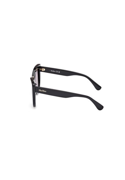 Gafas de sol rectangulares negras con gruesos marcos de plástico. Detalle del logo en dorado en el lateral. Lentes oscuros. Brazos rectos negros con puntas curvadas.