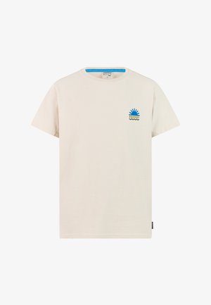 Beige bomulds-T-shirt med en lille blå og grøn solgrafik, kombineret med grønne shorts og sorte flip-flops. Simpelt, afslappet design.