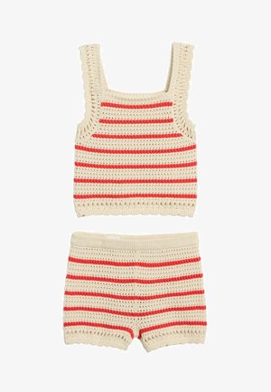 Szydełkowy zestaw w off-white z czerwonymi paskami, z bezrękawną bluzką o falbaniastych brzegach i dopasowanymi szortami z elastycznym pasem.