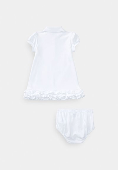 Hvit bomullskjole med korte puffermede ermer, krage og volangkant nederst. Inkluderer matchende hvite bloomers. Glatt tekstur.