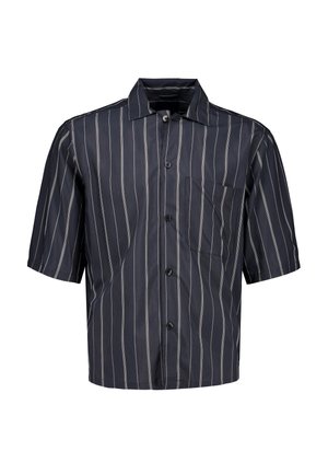 Schwarzes kurzärmliges Hemd mit weißen vertikalen Streifen und einer einzelnen Brusttasche, auf weißem Hintergrund dargestellt.