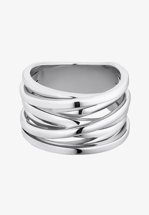 Zilveren ring met meerdere in elkaar verweven banden van verschillende breedtes. Glad, gepolijst oppervlak met reflecterende afwerking en afgeronde randen.