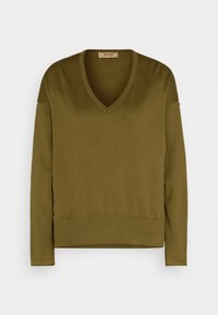 Pull en maille vert olive à col en V et manches longues, avec ourlet et poignets côtelés, présenté sur un fond clair uni.