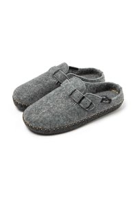 Zuecos grises de fieltro con hebilla ajustable, punta redondeada y un interior suave. Presentan costuras decorativas a lo largo de la suela.