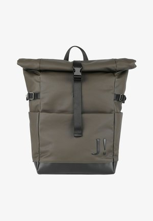 Sac à dos à rabat en vert olive foncé, fabriqué en matériau durable. Équipé d'un fermoir noir, de bretelles ajustables et d'une poche avant avec un logo.