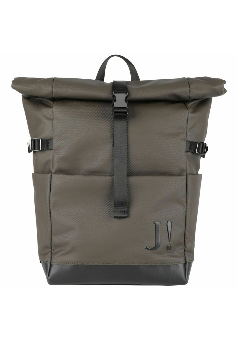 Temno olivno zelena nahrbtnik z zvitkom iz trpežnega materiala. Ima črno zaponko, nastavljive naramnice in sprednji žep z logotipom.
