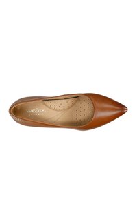 Chaussure plate en cuir marron à bout pointu avec semelle intérieure perforée, présentant un branding discret à l'intérieur. Texture lisse et design épuré.