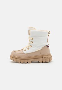 Tommy Hilfiger MICHIGAN WP UNISEX - Členkové šnurovacie čižmy - beige/off white