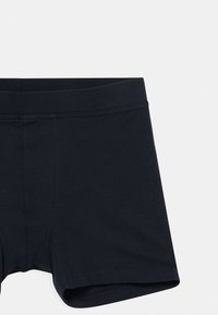 Svarta bomullsboxershorts med ett mjukt elastiskt midjeband, med en klassisk passform och slät textur. Inga mönster eller loggor synliga.