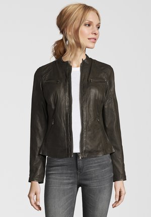 Dunkelgrüne Lederjacke mit taillierter Passform, Reißverschluss vorne und zwei Seitentaschen. Sie hat einen hohen Kragen und strukturierte Schultern.