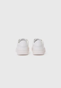 Sneaker in pelle bianca con finitura liscia, punta rotonda e design a profilo basso. Suola in gomma di tono chiaro, branding minimale sul tallone.