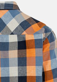 Heren overhemden in een ruitpatroon met oranje, blauw, wit en grijze vierkanten, met een button-down kraag. Gemaakt van lichte stof met zichtbare stiksels.