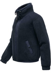 Giacca in fleece sherpa blu navy con colletto alto, zip completa, due tasche laterali e polsini elastici per una vestibilità aderente. Texture morbida e design caldo.