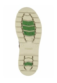 Suela de un zapato con una base de goma marfil texturizada, acentos moteados en verde y negro, y un patrón de huella para un mejor agarre. Logotipo "remonte" visible.