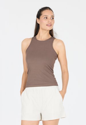 Bruine geribde mouwloze tanktop met een ronde halslijn, gecombineerd met lichtbeige shorts met een elastische tailleband en zijzakken.