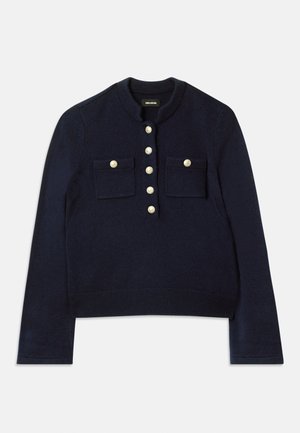 Pull bleu marine avec un col rond, des manches longues et deux poches poitrine. Présente des boutons dorés sur le devant pour la fermeture. Texture douce.