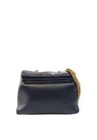 Borsa a tracolla in pelle nera con design trapuntato, tracolla in catena dorata, forma rettangolare e texture liscia. Presenta una tasca posteriore con zip.