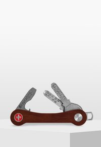 Multiverktyg med trähandtag, med en stor silverkniv och flera nyckeltillbehör. Kompakt design med en schweizisk kors-emblem.