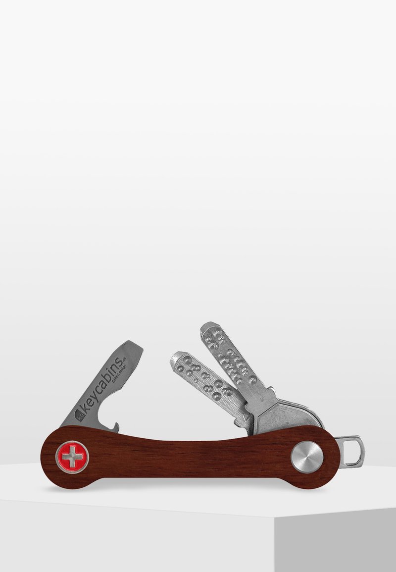 Multiverktyg med trähandtag, med en stor silverkniv och flera nyckeltillbehör. Kompakt design med en schweizisk kors-emblem.