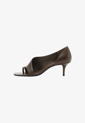Zapato de tacón alto abierto de piel marrón con una textura suave y un tacón stiletto delgado. Presenta un diseño recortado y una forma minimalista.
