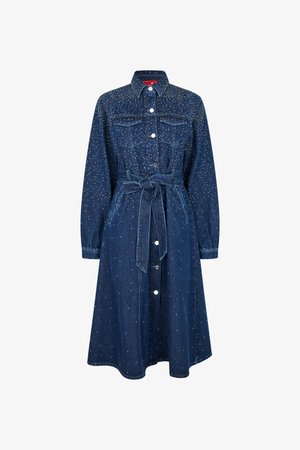 Sukienka dżinsowa z długimi rękawami, kołnierzykiem i guziczkami z przodu. Posiada pasek w talii oraz rozsypane cyrkonie. Kolor ciemnoniebieski, długość do kolan.