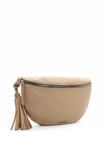 Bolso de mano de cuero beige con forma redondeada, cierre de cremallera y un detalle de borlas en el lateral. Superficie texturizada con un acabado suave.