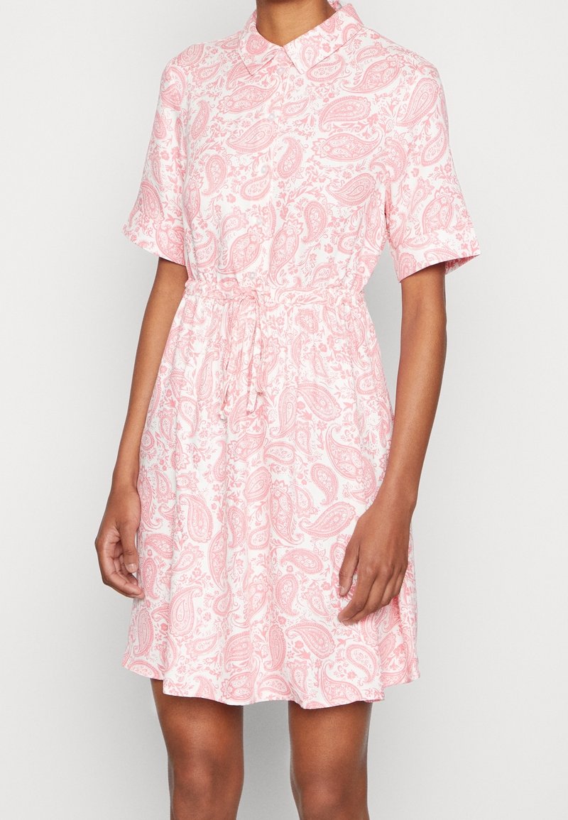 Vestido camisería de patrón paisley rosa con cuello, mangas cortas y cintura ajustable, hecho de un tejido ligero.