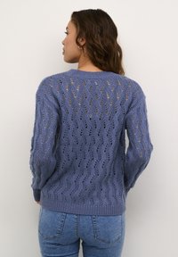 Leichter blauer gestrickter Pullover mit Wellenmuster, rundem Ausschnitt und langen Ärmeln. Merkmale sind offene Maschen und gerippter Saum.