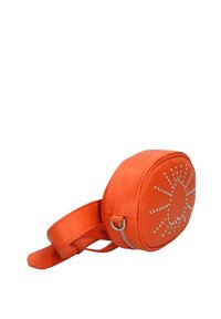Borsa rotonda in finta pelle arancione con design a raggi di sole chiodati, chiusura con zip e tracolla piatta. Superficie testurizzata e forma compatta.